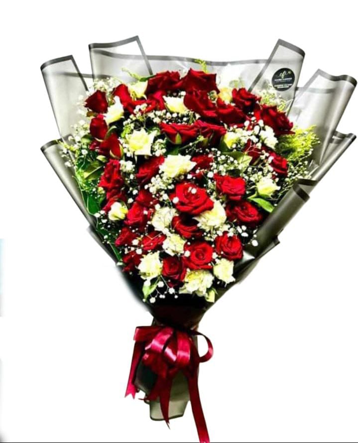 "Elegant Red and White Ombre Rose Bouquet – A Touch of Timeless Romance"