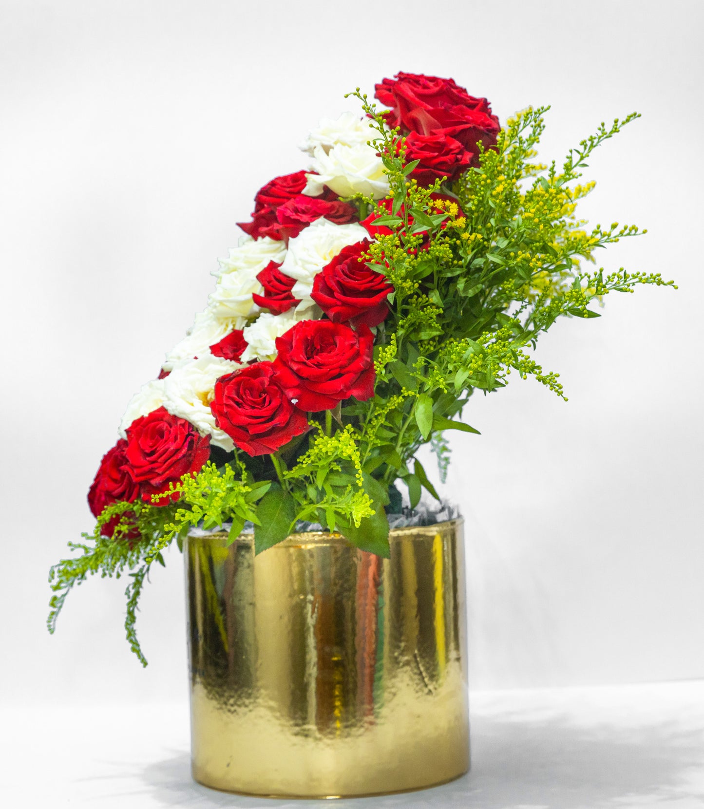 Royal Glory β Premium Red & White Roses