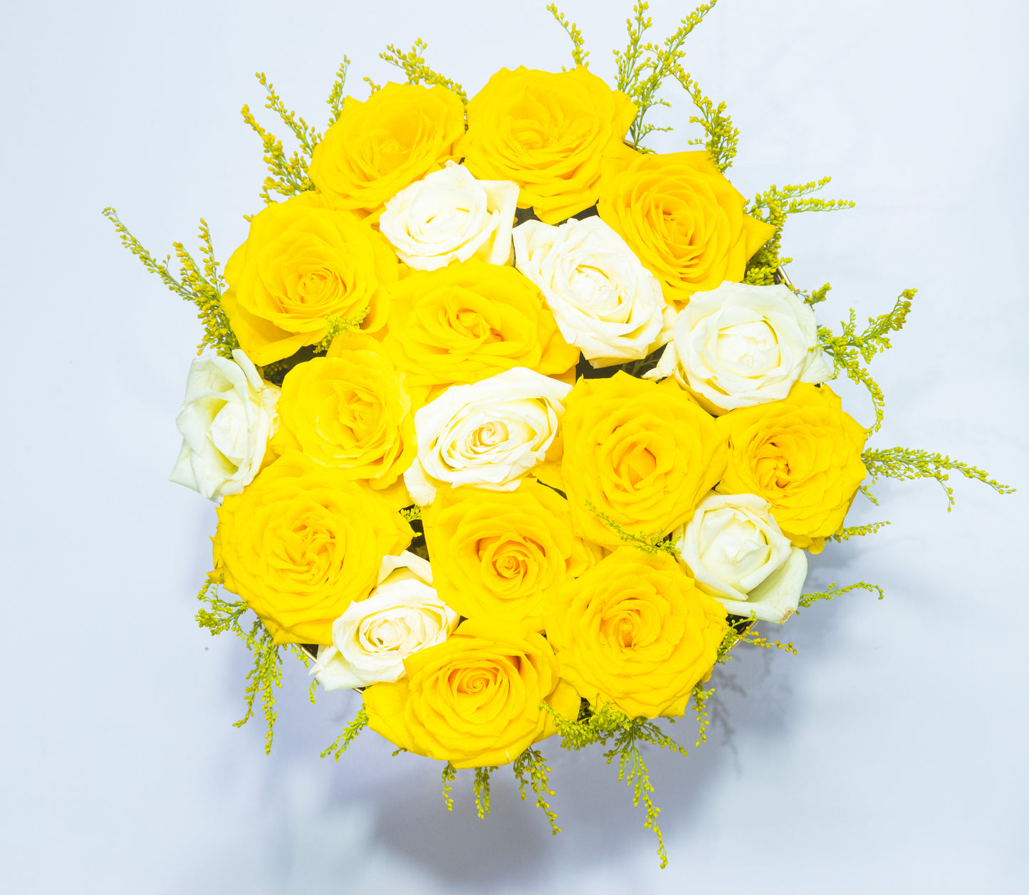 Golden Harmony – Yellow & White Roses in a Luxury Box